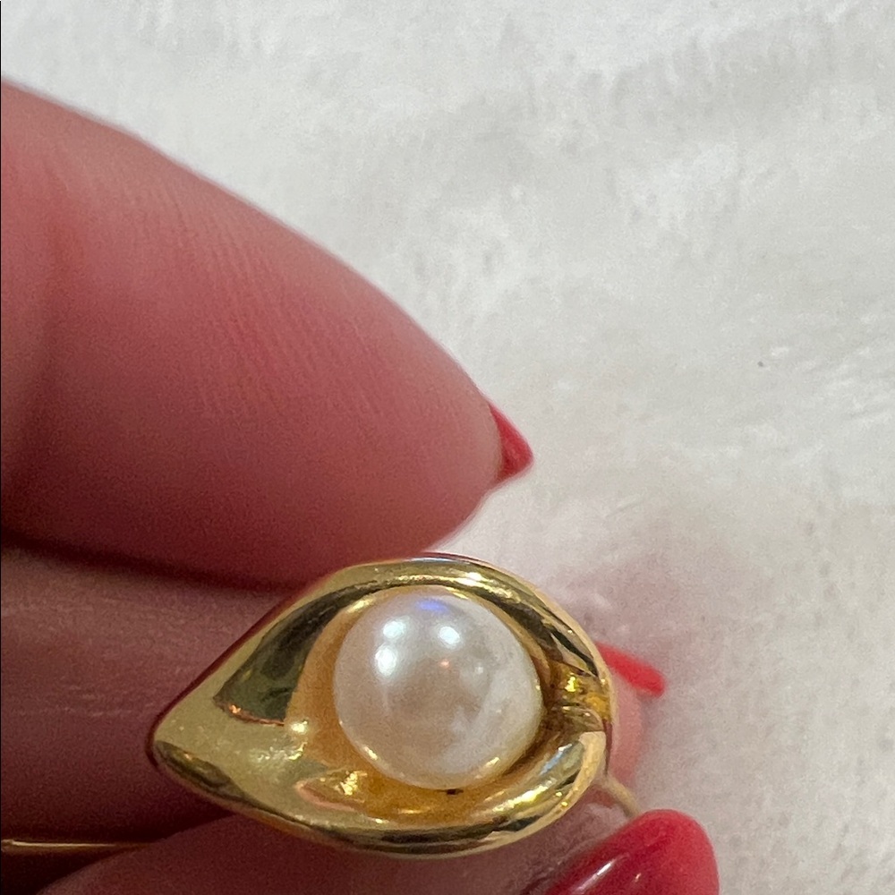 Vintage Lilly Gold and Pearl Drop Earrings - Picture 4 of 10